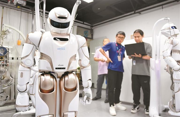 深圳市南山区智园，优必选总部，工作人员正在对人形机器人进行测试。 新华社资料图