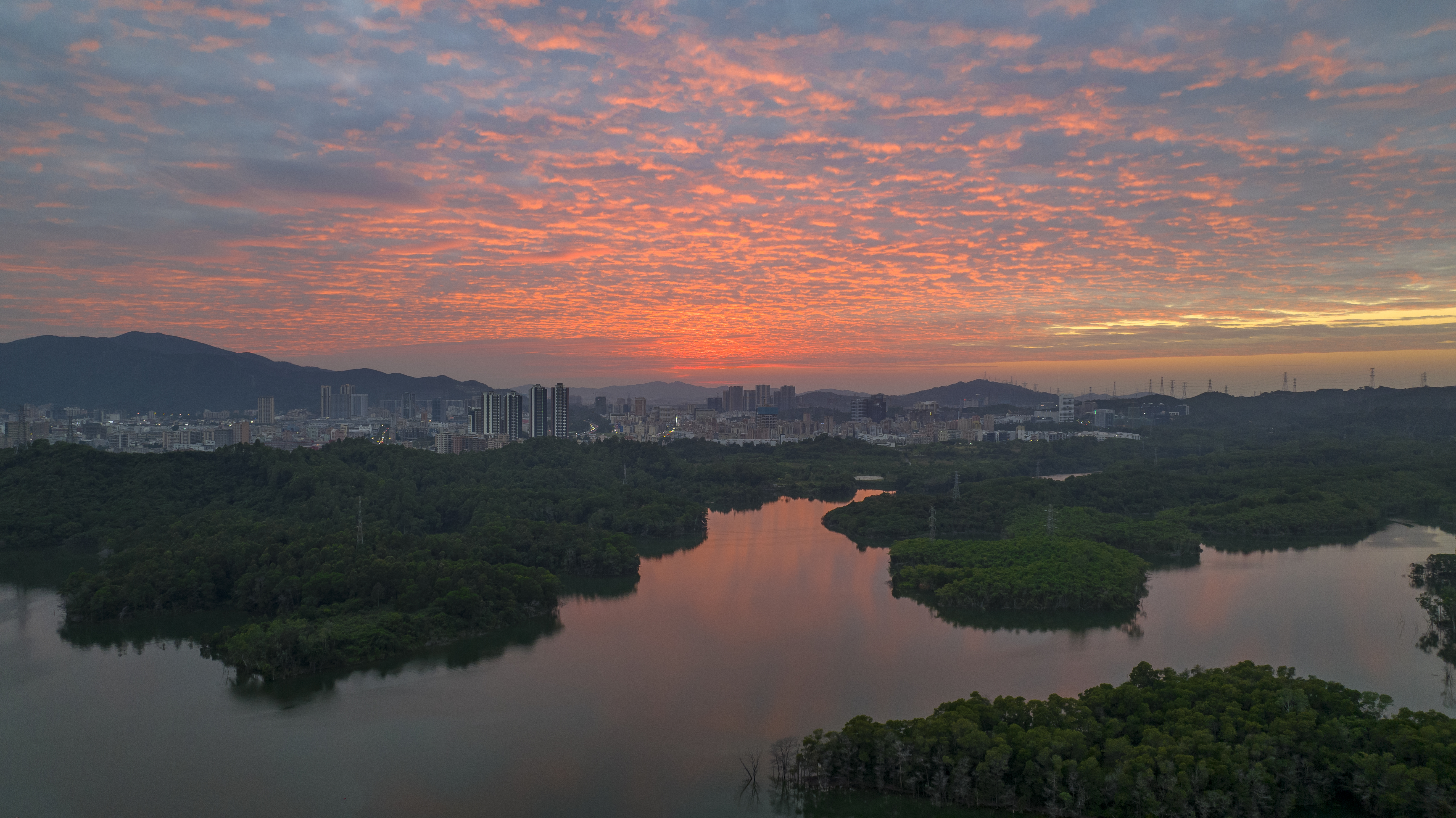 茜坑水库橘红色的彩霞.