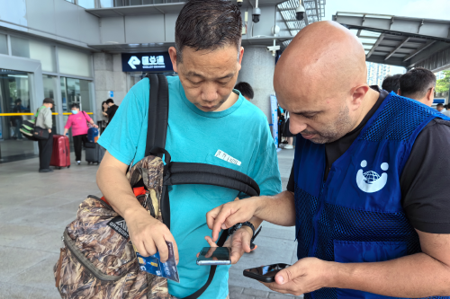 深圳湾口岸迎来客流高峰，蛇口6名蛇口国际志愿者助力顺畅通关