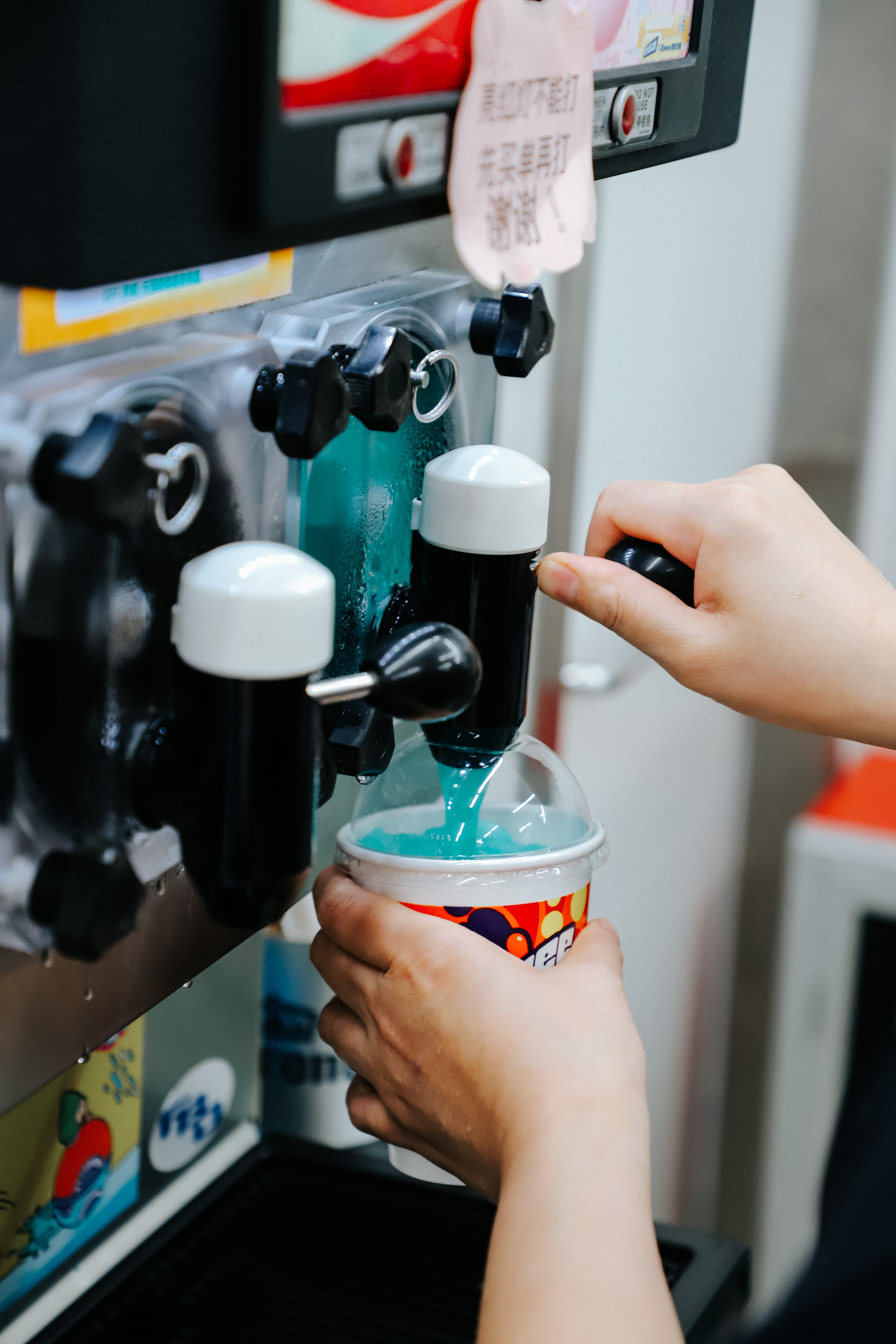 对小时候来说,那五块钱一杯的思乐冰,不仅仅是一杯饮料,更是汽水与