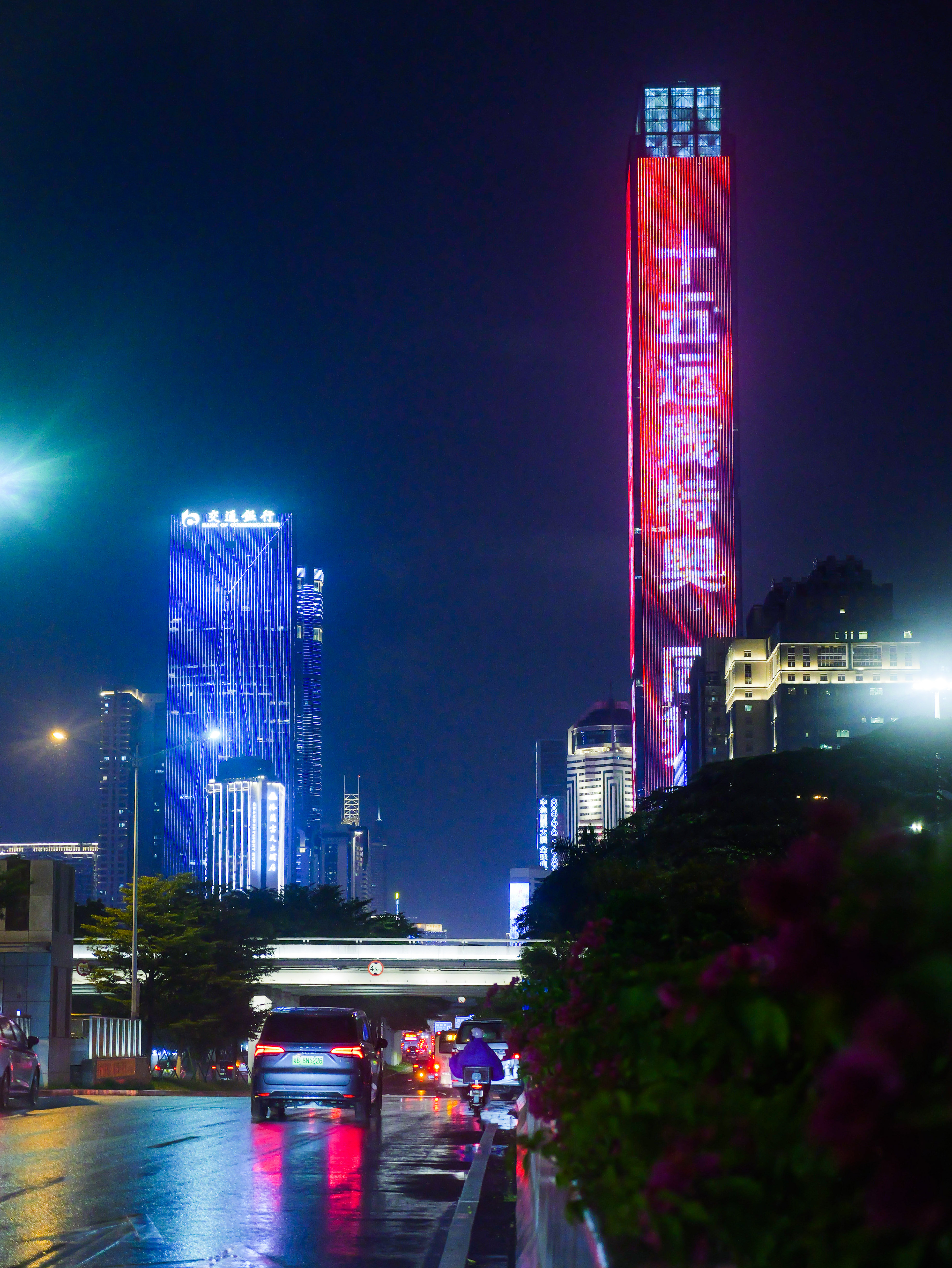 26日夜晚,一场名为"点亮鹏城"的灯光秀,在京基100大厦,平安金融中心