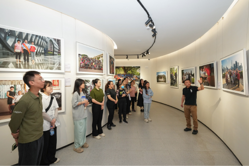 百余幅深圳市民“全家福”亮相《影像深圳家谱》第八季作品展