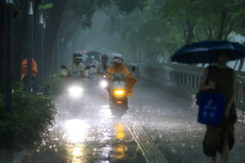 深圳早高峰遇“超强暴雨”，上班族为了不迟到都拼了
