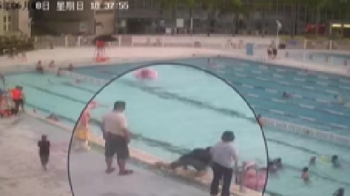 儿童泳池溺水，警民携手救回