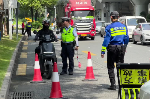 深圳交警开展防交通事故“夏季行动” “链网净道”持续严查电动自行车违法