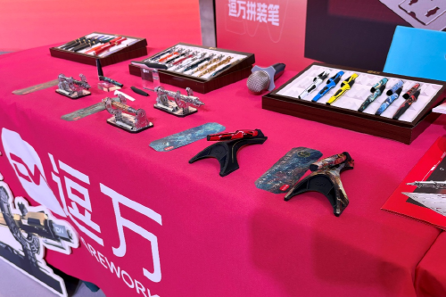 像乐高一样拼装，像换手机壳一样变装：逗万重新发明了“笔”