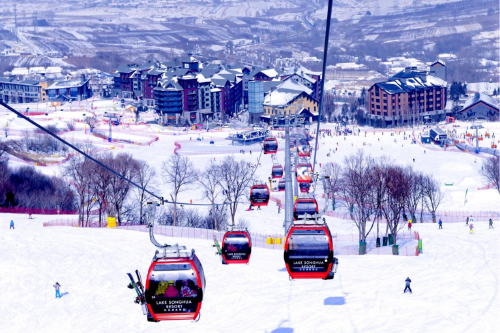 锁定北纬 43° 黄金冰雪带，中旅国际收购吉林省松花湖滑雪度假区